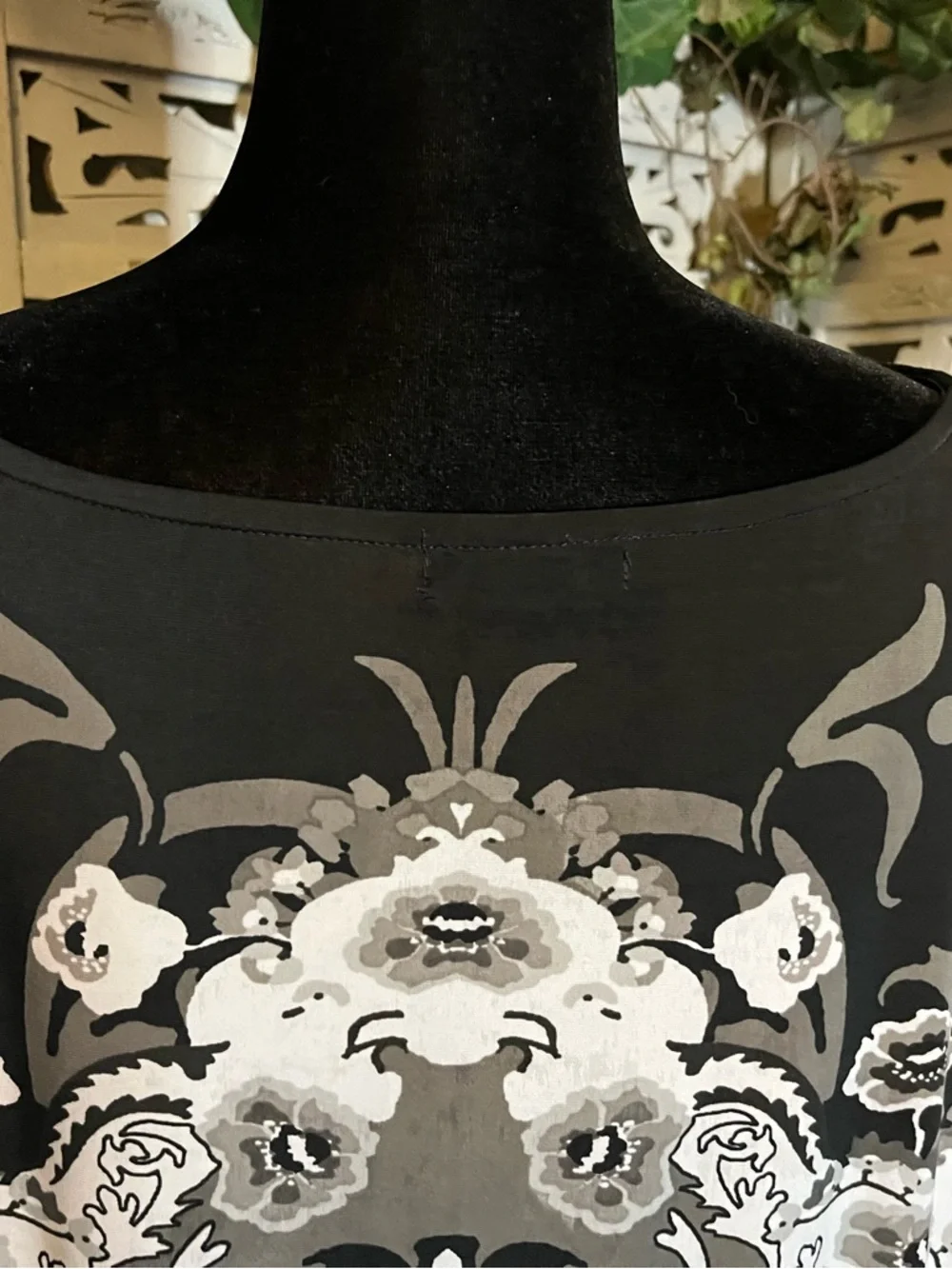 THESIS TOTALLY CUTE BLACK WHITE & GRAY ABSTRACT FLORAL PATTERN PLUS TOP - Picture 7 of 8